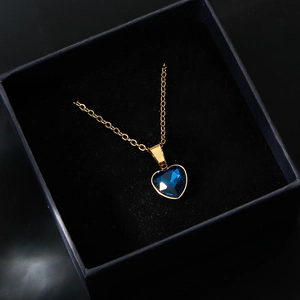 Klassische 18K vergoldete Halskette mit einem tiefblauen herzförmigen Glasstein Anhänger