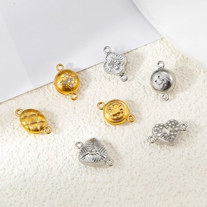 Detailansicht verschiedener goldener und silberner DIY-Schmuckverbinder mit Strasssteinen
