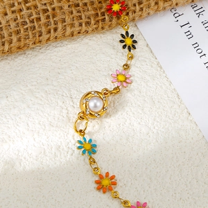 Nahaufnahme der bunten Emaille-Blumenkette mit weißer Perle und glänzenden Kristallen