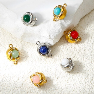 Detailaufnahme bunter Edelstein-Schmuckverbinder mit Gold- und Silberbeschichtung