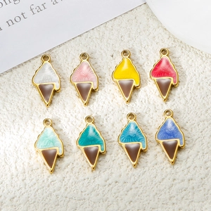 Vue macro de 8 breloques cornet de glace colorées en acier pour la création de bijoux DIY
