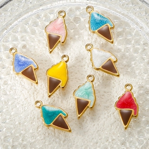 Détail macro de huit pendentifs en émail en forme de glace sur fond de verre