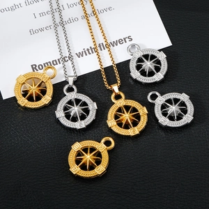Collana con ciondolo a bussola vichinga in oro e argento su sfondo di pelle nera di qualità