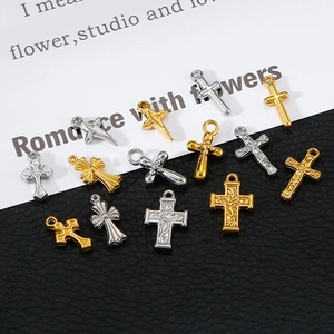 Gros plan de divers pendentifs en forme de croix en or et argent pour bijoux DIY