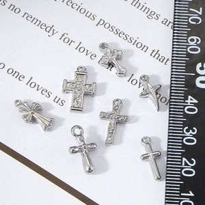 Pendentifs Croix en Acier Inoxydable Bijoux DIY Vintage Style Religieux Breloques Or Argent Relief Accessoires Foi