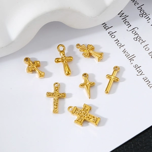Lot de sept pendentifs croix en acier inoxydable plaqué or 18k pour création bijoux