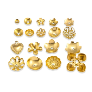 Vue à plat de composants de base pour bijoux DIY plaqués or 18 carats, pétales et cœur