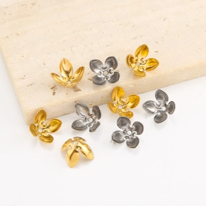 Gros plan détaillé de calottes de perles en forme de pétale or et argent 18K pour bijoux DIY