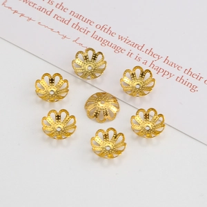 Vue détaillée de sept connecteurs de bijoux dorés en forme de pétales creux pour DIY