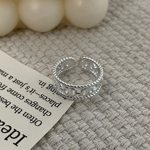 Vue détaillée de la bague en argent S925 avec design de chaîne sur tissu doux