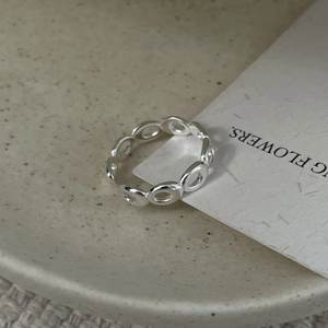 Minimalist S925 sterling silver irregular oval chain open ring on a ceramic tray