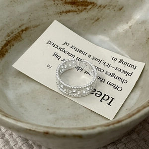 Gros plan détaillé de la bague en argent sterling S925 avec bordure en corde torsadée