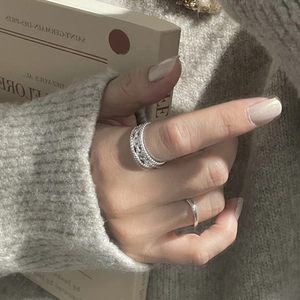 Bague chaîne groin de porc en argent S925 et anneau minimaliste sur la main du modèle