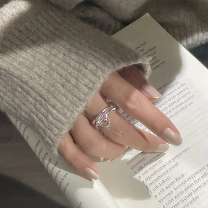 Bague cœur en argent sterling S925 avec zircon rose portée par un mannequin en décor bohème
