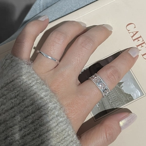 Gros plan d'une bague nez de cochon en argent S925 et anneau épuré sur un mannequin