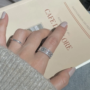 Détail de la bague groin de porc en argent S925 avec texture torsadée sur la main