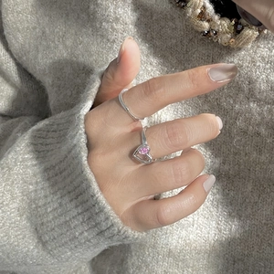 Gros plan sur une bague en argent S925 avec zircon rose en forme de coeur