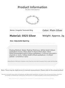 Détail de la bague en argent S925 avec texture irrégulière et anneau ouvert réglable