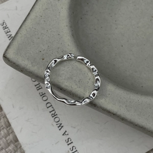 Vue détaillée de la texture ondulée irrégulière et du fini lave sur bague argent s925