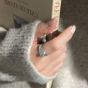 Anello ovale minimalista in argento sterling S925 con finitura lucida su mano