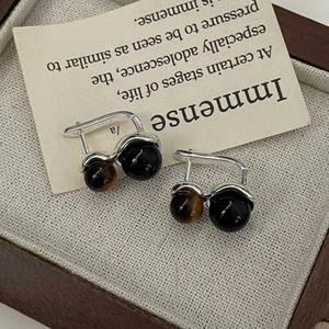 Boucles d'oreilles dormeuses en argent S925 avec pierre oeil de tigre et onyx noir