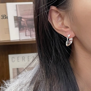 Minimalist S925 sterling silver hoop earrings with irregular texture worn by a model