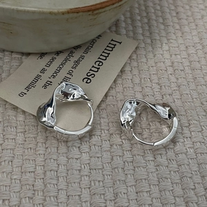 Minimalist S925 sterling silver hoop earrings with irregular wrinkled texture design