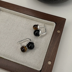 Détail de boucles d'oreilles en argent S925 avec perles d'agate noire et d'oeil de tigre
