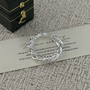 Detail of S925 sterling silver twisted rope ring on jewelry box with romantic card