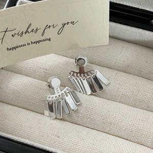Élégantes boucles d'oreilles éventail en argent S925 avec glands dans un écrin en velours