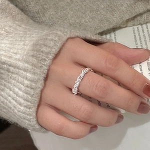 Close-up of S925 sterling silver twisted rope ring featuring elegant metallic luster