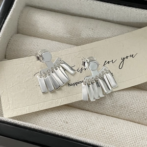 Vue macro de boucles d'oreilles pampilles en argent 925 poli sur une boîte en velours