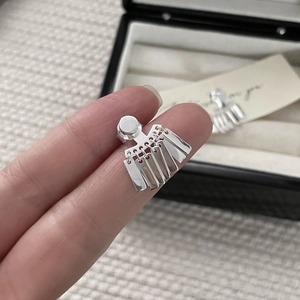 Détail des boucles d'oreilles éventail en argent S925 avec pampilles polies et brillantes