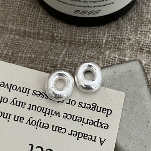 Makro-Detail von S925 Sterlingsilber Donut-Ohrringen mit gehämmertem Oberflächenfinish