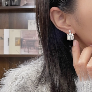 Mannequin portant des boucles d'oreilles en argent S925 avec franges et glands en métal