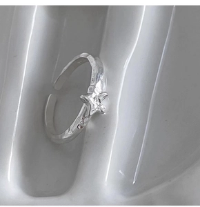 Macro shot of 925 silver hammered texture ring featuring a 3D star on a wavy tray