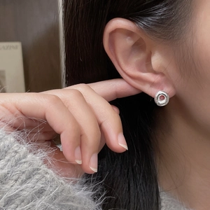 Nahaufnahme des S925 Sterlingsilber Matt-Donut-Ohrsteckers am Ohr des Modells