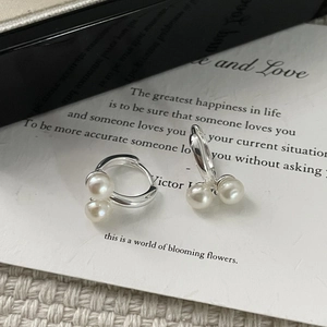 Élégantes boucles d'oreilles créoles S925 en argent avec doubles perles blanches
