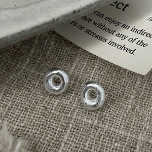 Minimalistische S925 Sterling Silber Donut-Ohrstecker mit gehämmerter Lavatextur