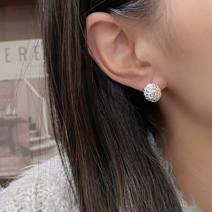Minimalist S925 sterling silver geometric ice-crushed sphere stud earrings for women