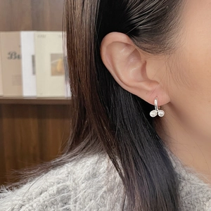 Boucles d'oreilles cerises en argent S925 avec perles blanches pour un style minimaliste