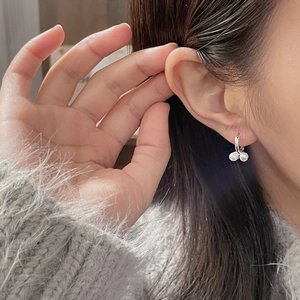 Boucles d'oreilles cerise en argent S925 et perles portées par un mannequin en gros plan