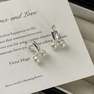 Élégantes boucles d'oreilles cerises en argent S925 avec perles blanches rondes au design doux
