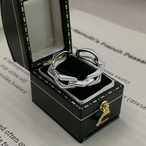 Polished S925 sterling silver geometric chain ring in a vintage jewelry gift box