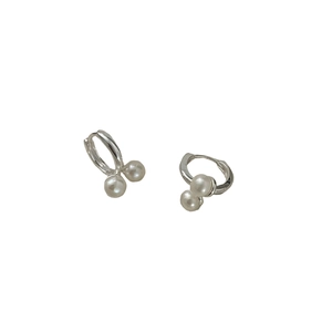 Boucles d'oreilles créoles croisées en argent S925 avec perles blanches élégantes