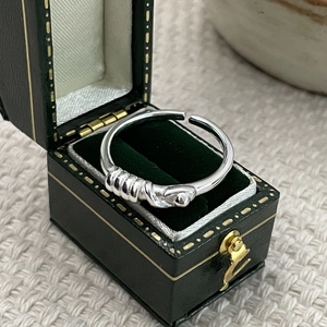 Bague ouverte nouée en argent sterling S925 dans une boîte à bijoux vert vintage
