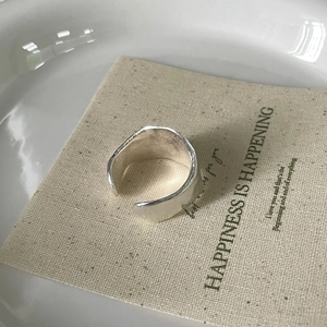 Bague ouverte minimaliste en argent sterling S925 avec texture mate et bords courbés