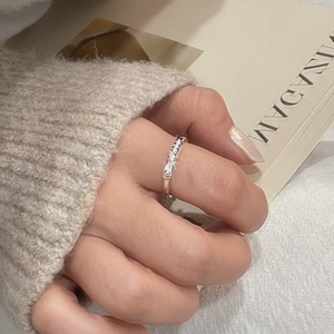 Bague minimalist en argent S925 avec texture de métal liquide irrégulière et design noué
