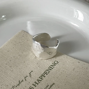 Bague large ouverte en argent sterling S925 avec texture mate martelée pour femme