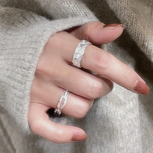 S925 sterling silver retro quilted pattern and chain buckle rings on model